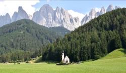 La chiesetta di S. Giovanni in Funes